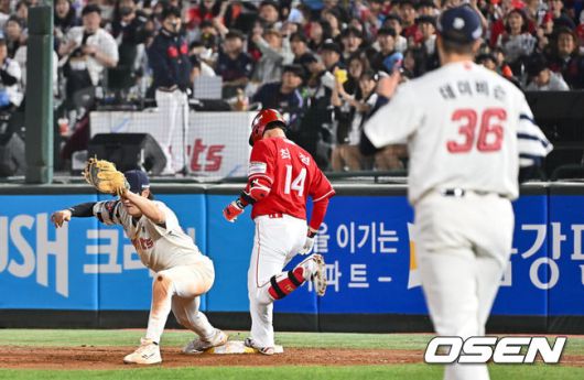 [OSEN=부산, 이석우 기자] 7일 부산 사직야구장에서 2025 신한 SOL 뱅크 KBO 리그 롯데 자이언츠와 SSG 랜더스의 경기가 열렸다. 홈팀 롯데는 데이비슨, 방문팀 SSG는 송영진이 선발 출전했다.SSG 랜더스 최정이 7회초 무사 1루 3루수 앞 땅볼로 병살당하고 있다. 2025.05.07 / foto0307@osen.co.kr