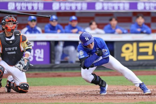 삼성 구자욱이 6일 대전 한화전에서 3회 류현진의 공에 오른쪽 팔꿈치를 맞았다. /삼성 라이온즈 제공