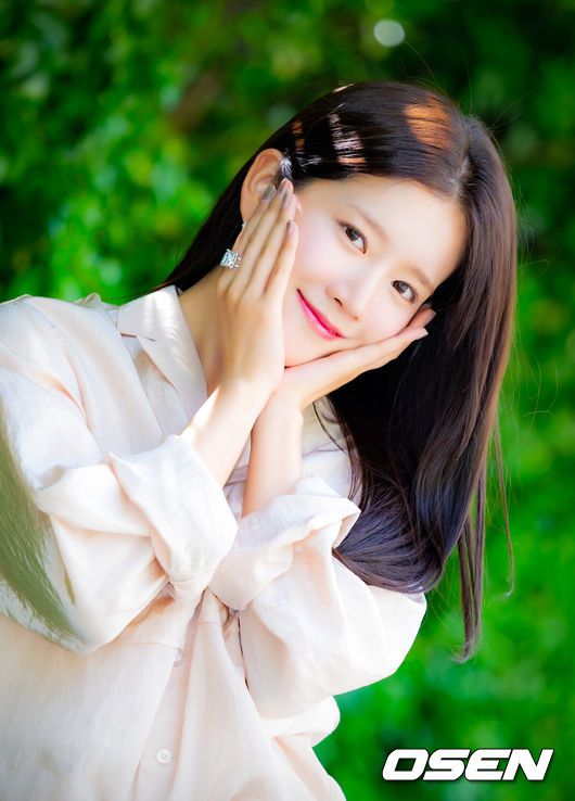 [OSEN=민경훈 기자] 배우 추소정이 최근 서울 마포구 합정동 OSEN 사옥에서 인터뷰를 가졌다.배우 추소정(우주소녀 엑시)은 tvN 월화드라마 ‘이혼보험’에서 보험 사고의 손해액을 결정해 보험금을 지급하는 손해사정사 조아영 역을 맡아 열연을 펼쳤다.배우 추소정이 카메라 앞에서 포즈를 취하고 있다. 2025.05.07 / rumi@osen.co.kr