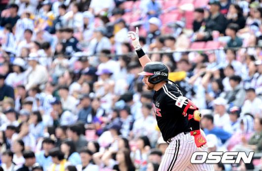 [OSEN=잠실, 최규한 기자] 6일 서울 잠실야구장에서 ‘2025 신한 SOL Bank KBO리그’ 두산 베아스와 LG 트윈스의 경기가 열렸다.이날 두산은 최원준, LG는 요니 치리노스를 선발로 내세웠다.6회초 무사 1, 2루 상황 LG 오스틴이 달아나는 좌중간 스리런포를 날리고 그라운드를 돌며 기뻐하고 있다. 2025.05.06 / dreamer@osen.co.kr