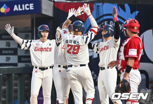 [OSEN=부산, 이석우 기자] 7일 부산 사직야구장에서 2025 신한 SOL 뱅크 KBO 리그 롯데 자이언츠와 SSG 랜더스의 경기가 열렸다. 홈팀 롯데는 데이비슨, 방문팀 SSG는 송영진이 선발 출전했다.롯데 자이언츠 레이예스가 3회말 1사 1,2루 우중월 3점홈런을 치고 선행주자들의 축하를 받고 있다. 2025.05.07 / foto0307@osen.co.kr