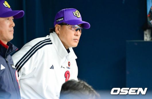 [OSEN=잠실, 박준형 기자]  7일 오후 서울 잠실구장에서 ‘2025 신한 SOL BANK KBO리그’ 두산 베어스와 LG 트윈스의 경기가 진행됐다.이날 경기에서 두산은 잭로그를 LG은 최채흥을 선발투수로 내세웠다.3회초 두산 이승엽 감독이 경기를 지지켜보고 있다.  2025.05.07 / soul1014@osen.co.kr