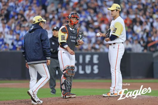 한화 양상문 투수코치(왼쪽)가 마운드를 방문해 문동주(오른쪽)와 대화를 하고 있다. /한화 이글스 제공