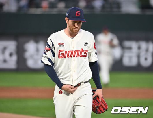 [OSEN=부산, 이석우 기자] 23일 부산 사직야구장에서 2025 신한 SOL 뱅크 KBO 리그 롯데 자이언츠와 한화 이글스의 경기가 열렸다. 홈팀 롯데는 반즈, 방문팀 한화는 와이스가 선발 출전했다.롯데 자이언츠 선발 투수 반즈가 1회초 5실점하고 아쉬워하고 있다. 2025.04.23 / foto0307@osen.co.kr