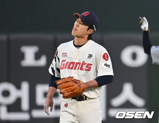[OSEN=부산, 이석우 기자] 롯데 자이언츠 전민재 2025.04.23 / foto0307@osen.co.kr
