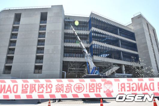 [OSEN=창원, 이석우 기자] 지난달 29일 LG 트윈스와 NC 다이노스와의 경기 중 3루 내야석 매점 부근 약 4층 높이에 있던 알루미늄 '루버'가 떨어져 관중이 사망하는 사고가 발생했다. 해당 사고의 여파로 지난 30일 LG와 NC의 경기는 즉각 취소됐고, 1일부터 3일까지 열리는 SSG 랜더스와의 경기는 3연전을 모두 취소했다. 또한 피해자 애도를 위해 1일 모든 경기는 전면 취소됐다. 관계자들이 사다리차를 이용해 창원NC파크 안전 점검을 하고 있다. 2025.04.01 / foto0307@osen.co.kr