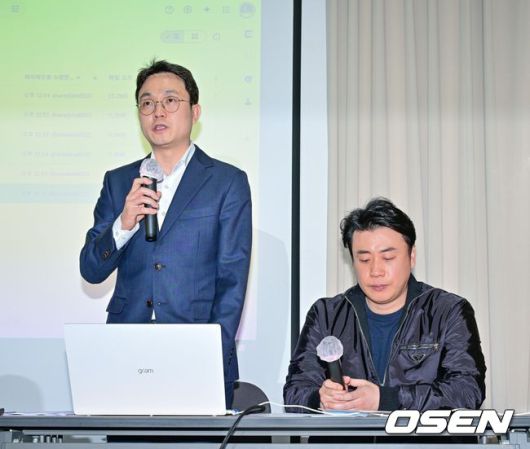 [OSEN=인천공항, 민경훈 기자] 배우 김수현이 해외 일정을 위해 17일 오전 인천국제공항을 통해 출국했다.배우 김수현은 이날 밀라노 패션위크 참석 차 인천공항을 통해 이태리 밀라노로 출국했다.배우 김수현이 출국장으로 향하며 포즈를 취하고 있다. 2025.01.17 / rumi@osen.co.kr