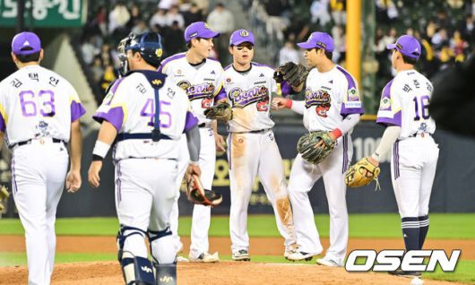 [OSEN=잠실, 박준형 기자]  프로야구 두산 베어스가 LG 트윈스를 꺾고 위닝에 성공했다.두산은 7일 서울 잠실구장에서 열린 2025 KBO리그 LG와 경기에서 5-2 역전승을 거뒀다. 반면LG는 개막 후 처음으로 1위 자리를 놓치고 2위로 밀려났다.경기종료 후 두산 선수들이 승리의 기쁨을 나누고 있다.  2025.05.07 / soul1014@osen.co.kr