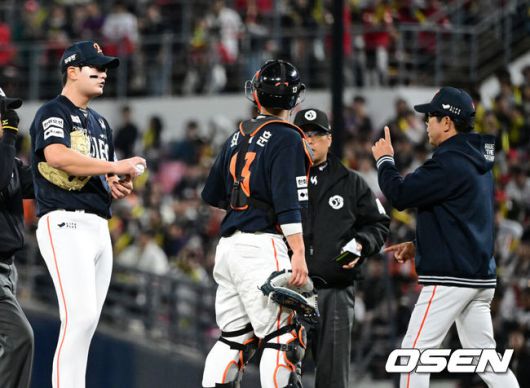 [OSEN=광주, 지형준 기자] 9회말 무사 1루에서 한화 양상문 코치가 마운드에 올라 김서현, 최재훈 배터리와 이야기를 나누고 있다. 2025.05.02 /jpnews@osen.co.kr