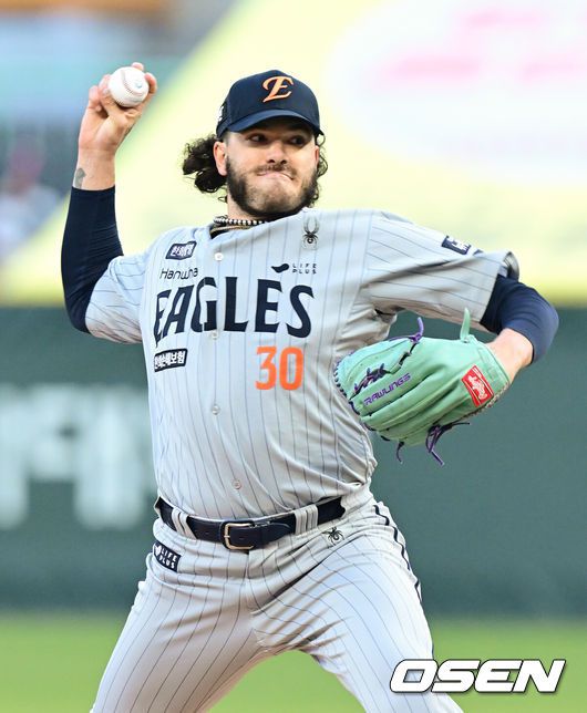 [OSEN=인천, 김성락 기자] 15일 오후 SSG 랜더스 필드에서 ‘2025 신한 SOL BANK KBO리그’ SSG 랜더스와 한화 이글스의 경기가 열렸다.이날 SSG는 앤더슨을, 한화는 폰세를 선발투수로 내세웠다. 1회말 한화 선발 폰세가 마운드에 올라 힘차게 공을 뿌리고 있다. 2025.04.15 / ksl0919@osen.co.kr