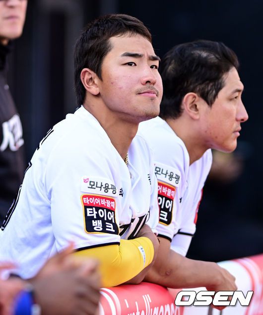 [OSEN=수원, 조은정 기자]4일 오후 수원 KT위즈파크에서 ‘2025 신한 SOL Bank KBO리그’ KT 위즈와 키움 히어로즈의 경기가 열렸다.이날 경기에 홈팀 KT는 쿠에바스, 원정팀 키움은 김선기를 선발로 내세웠다.KT 안현민이 경기를 지켜보고 있다. 2025.05.04