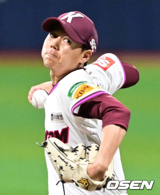 [OSEN=고척, 조은정 기자]9일 오후 서울 고척스카이돔에서 2025 신한 SOL Bank KBO리그 키움 히어로즈와 한화 이글스의 경기가 열린다.이날 홈팀 키움은 하영민을 원정팀 한화는 엄상백을 선발 투수로 내세웠다.1회초 키움 선발 하영민이 역투하고 있다. 2025.05.09 /cej@osen.co.kr