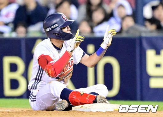 [OSEN=잠실, 김성락 기자] 25일 오후 서울 잠실야구장에서 ‘2025 신한 SOL Bank KBO리그’ 두산 베어스와 롯데 자이언츠의 경기가 열렸다.홈팀 두산은 최원준, 원정팀 롯데는 데이비슨을 선발로 내세웠다. 8회말 2사 두산 김민석이 유격수 땅볼을 친 뒤 1루에서 아웃, 비디오 판독을 요청하고 있다. 판독결과 아웃. 2025.04.25/ ksl0919@osen.co.kr