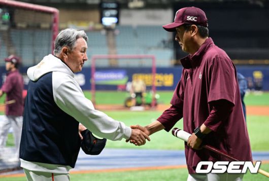 [OSEN=고척, 조은정 기자]9일 오후 서울 고척스카이돔에서 2025 신한 SOL Bank KBO리그 키움 히어로즈와 KIA 타이거즈의 경기가 열린다.이날 홈팀 키움은 하영민을 원정팀 한화는 엄상백을 선발 투수로 내세웠다.한화 김경문 감독, 키움 홍원기 감독이 인사를 나누고 있다. 2025.05.09 /cej@osen.co.kr