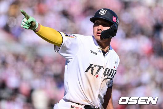 [OSEN=수원, 조은정 기자]4일 오후 수원 KT위즈파크에서 ‘2025 신한 SOL Bank KBO리그’ KT 위즈와 키움 히어로즈의 경기가 열렸다.이날 경기에 홈팀 KT는 쿠에바스, 원정팀 키움은 김선기를 선발로 내세웠다.7회말 2사 1루 KT 안현민이 역전 투런 홈런을 날린 뒤 베이스를 돌고 있다. 2025.05.04 /cej@osen.co.kr
