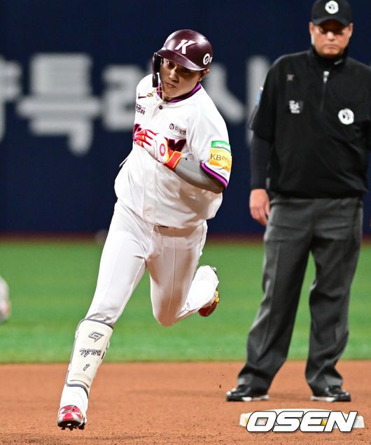 [OSEN=고척, 조은정 기자]9일 오후 서울 고척스카이돔에서 2025 신한 SOL Bank KBO리그 키움 히어로즈와 한화 이글스의 경기가 열린다.이날 홈팀 키움은 하영민을 원정팀 한화는 엄상백을 선발 투수로 내세웠다.4회말 키움 선두타자 김태진이 우월 솔로포를 날린 뒤 베이스를 돌고 있다. 2025.05.09 /cej@osen.co.kr