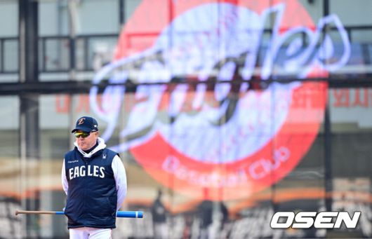 [OSEN=최규한 기자] 한화 김경문 감독이 훈련을 지켜보고 있다. 2025.03.28 / dreamer@osen.co.kr