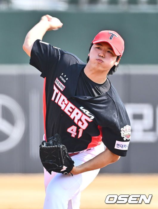 [OSEN=부산, 이석우 기자] 9일 부산 사직야구장에서 2025 신한 SOL 뱅크 KBO 리그 롯데 자이언츠와 KIA 타이거즈의 시범경기가 열렸다. 홈팀 롯데는 반즈가 선발로 출전하고, 방문팀 KIA는 윤영철이 선발로 출전했다.KIA 타이거즈 황동하가 역투하고 있다. 2025.03.09 / foto0307@osen.co.kr