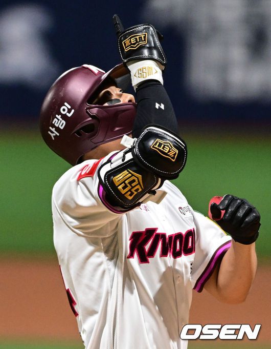 [OSEN=고척, 조은정 기자]9일 오후 서울 고척스카이돔에서 2025 신한 SOL Bank KBO리그 키움 히어로즈와 한화 이글스의 경기가 열린다.이날 홈팀 키움은 하영민을 원정팀 한화는 엄상백을 선발 투수로 내세웠다.1회말 키움 선두타자 송성문이 선제 우월 솔로 홈런을 날린 뒤 세리머니를 하고 있다. 2025.05.09 /cej@osen.co.kr