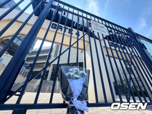 [OSEN=창원, 이석우 기자] 지난달 29일 LG 트윈스와 NC 다이노스와의 경기 중 3루 내야석 매점 부근 약 4층 높이에 있던 알루미늄 '루버'가 떨어져 관중이 사망하는 사고가 발생했다. 해당 사고의 여파로 지난 30일 LG와 NC의 경기는 즉각 취소됐고, 1일부터 3일까지 열리는 SSG 랜더스와의 경기는 3연전을 모두 취소했다. 또한 피해자 애도를 위해 1일 모든 경기는 전면 취소됐다. 현장인근 3루내야 출입구인 게이트4에 조화가 놓여져 있다. 2025.04.01 / foto0307@osen.co.kr