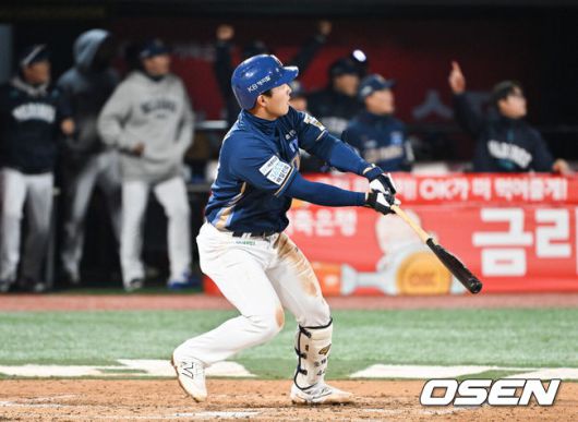 [OSEN=수원, 박준형 기자] 9일 수원KT위즈파크에서 ‘2025 신한 SOL BANK KBO리그’ KT 위즈와 NC 다이노스의 경기가 진행됐다.이날 경기에서 KT는 헤이수스를, NC는 로건을 선발투수로 내세웠다.8회초 1사 1루 NC 김휘집이 파울 홈런을 날리고 있다.  2025.04.09 / soul1014@osen.co.kr