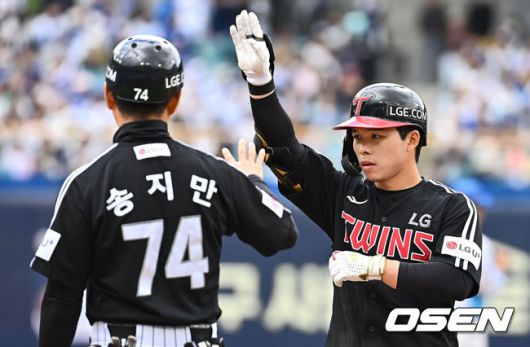 [OSEN=대구, 이석우 기자] 10일 대구삼성라이온즈파크에서 2025 신한 SOL 뱅크 KBO 리그 삼성 라이온즈와 LG 트윈스의 경기가 열렸다. 홈팀 삼성은 후라도가, 방문팀 LG는 손주영이 선발 출전했다. LG 트윈스 문성주가 8회초 1사 중견수 앞 안타를 치고 세리머니를 하고 있다. 2025.05.10 / foto0307@osen.co.kr