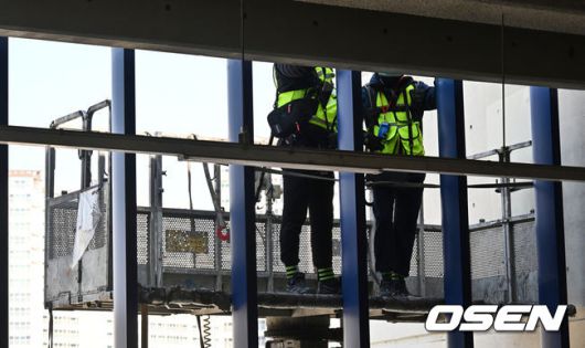 [OSEN=창원, 이석우 기자] 지난달 29일 LG 트윈스와 NC 다이노스와의 경기 중 3루 내야석 매점 부근 약 4층 높이에 있던 알루미늄 '루버'가 떨어져 관중이 사망하는 사고가 발생했다. 해당 사고의 여파로 지난 30일 LG와 NC의 경기는 즉각 취소됐고, 1일부터 3일까지 열리는 SSG 랜더스와의 경기는 3연전을 모두 취소했다. 또한 피해자 애도를 위해 1일 모든 경기는 전면 취소됐다. 관계자들이 사다리차를 이용해 창원NC파크 안전 점검을 하고 있다. 2025.04.01 / foto0307@osen.co.kr