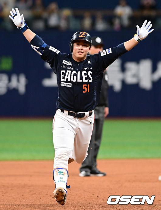 [OSEN=고척, 조은정 기자]9일 오후 서울 고척스카이돔에서 2025 신한 SOL Bank KBO리그 키움 히어로즈와 한화 이글스의 경기가 열린다.이날 홈팀 키움은 하영민을 원정팀 한화는 엄상백을 선발 투수로 내세웠다.9회초 2사 한화 문현빈이 역전 솔로 홈런을 날리고 있다. 2025.05.09 /cej@osen.co.kr