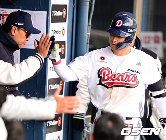 [OSEN=잠실, 지형준 기자] 30일 오후 서울 잠실야구장에서 2025 신한 SOL Bank KBO리그 두산 베어스와 삼성 라이온즈의 경기가 열렸다.이날 두산은 최원준, 삼성은 레예스를 선발로 내세웠다.4회말 무사에서 두산 강승호가 좌월 솔로포를 날리며 이승엽 감독과 기뻐하고 있다. 2025.03.30 / jpnews@osen.co.kr