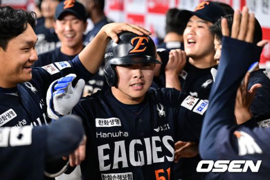 [OSEN=고척, 조은정 기자]9일 오후 서울 고척스카이돔에서 2025 신한 SOL Bank KBO리그 키움 히어로즈와 한화 이글스의 경기가 열린다.이날 홈팀 키움은 하영민을 원정팀 한화는 엄상백을 선발 투수로 내세웠다.9회초 2사 한화 문현빈이 역전 솔로 홈런을 날린 뒤 축하를 받고 있다. 2025.05.09 /cej@osen.co.kr