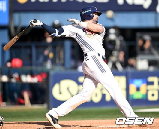 [OSEN=잠실, 이대선 기자] 20일 오후 서울 잠실야구장에서 2025 신한 SOL Bank KBO리그 두산 베어스와 KIA  타이거즈의 경기가 열렸다.두산은 잭로그, KIA는 네일을 선발 투수로 내세웠다.7회말 1사 1루에서 두산 케이브가 우중간 안타를 치고 있다. 2025.04.20 /sunday@osen.co.kr