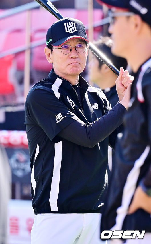 [OSEN=수원, 민경훈 기자] 23일 오후 수원 KT위즈파크에서 ‘2025 신한 SOL Bank KBO리그’ KT 위즈와 SSG 랜더스의 경기가 열렸다.홈팀 KT는 쿠에바스, 원정팀 SSG는 화이트를 선발로 내세운다.경기 전 KT 이강철 감독이 그라운드 위에서 심각한 표정을 짓고 있다. 2025.04.23 / rumi@osen.co.kr