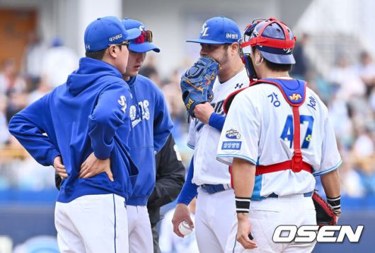 [OSEN=대구, 이석우 기자] 10일 대구삼성라이온즈파크에서 2025 신한 SOL 뱅크 KBO 리그 삼성 라이온즈와 LG 트윈스의 경기가 열렸다. 홈팀 삼성은 후라도가, 방문팀 LG는 손주영이 선발 출전했다. 삼성 라이온즈 선발 투수 후라도가 1회초 1사 만루 LG 트윈스 김현수에게 2타점 적시타를 맞고 강영식 코치와 얘기하고 있다. 2025.05.10 / foto0307@osen.co.kr