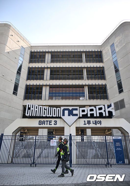 [OSEN=창원, 이석우 기자] 지난달 29일 LG 트윈스와 NC 다이노스와의 경기 중 3루 내야석 매점 부근 약 4층 높이에 있던 알루미늄 '루버'가 떨어져 관중이 사망하는 사고가 발생했다. 해당 사고의 여파로 지난 30일 LG와 NC의 경기는 즉각 취소됐고, 1일부터 3일까지 열리는 SSG 랜더스와의 경기는 3연전을 모두 취소했다. 또한 피해자 애도를 위해 1일 모든 경기는 전면 취소됐다. 관계자들이 창원NC파크 안전 점검을 하고 있다. 2025.04.01 / foto0307@osen.co.kr