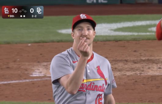 세인트루이스 에릭 페디가 완봉승이 확정된 순간 손가락으로 하트를 그리고 있다. /MLBTV 캡처