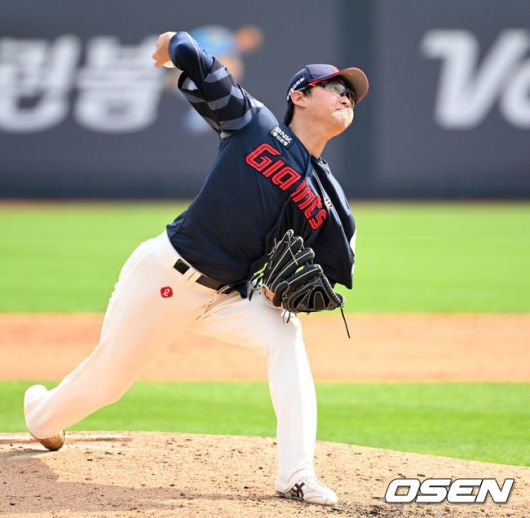 [OSEN=수원, 이대선 기자] 11일 오후 수원 KT위즈파크에서 2025 신한 SOL Bank KBO리그 KT 위즈와 롯데 자이언츠의 경기가 열렸다.KT는 쿠에바스, 롯데는 박세웅을 선발 투수로 내세웠다.5회말 롯데 선발투수 박세웅이 역투하고 있다. 2025.05.11 /sunday@osen.co.kr