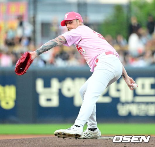 [OSEN=광주, 지형준 기자] 2일 오후 광주-기아 챔피언스필드에서 2025 신한 SOL Bank KBO리그 KIA 타이거즈와 한화 이글스의 경기가 열렸다.5연승에 도전하는 한화는 엄상백을, 연패를 막아야 하는 KIA는 아담 올러를 선발로 내세웠다.1회초 KIA 올러가 역투하고 있다. 2025.05.02 /jpnews@osen.co.kr