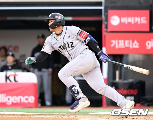 [OSEN=수원, 이대선 기자] 11일 오후 수원 KT위즈파크에서 2025 신한 SOL Bank KBO리그 KT 위즈와 롯데 자이언츠의 더블헤더 2차전 경기가 열렸다.KT는 오원석, 롯데는 이민석을 선발 투수로 내세웠다.1회말 2사 2루에서 KT 안현민이 좌중간 적시타를 치고 있다. 2025.05.11 /sunday@osen.co.kr