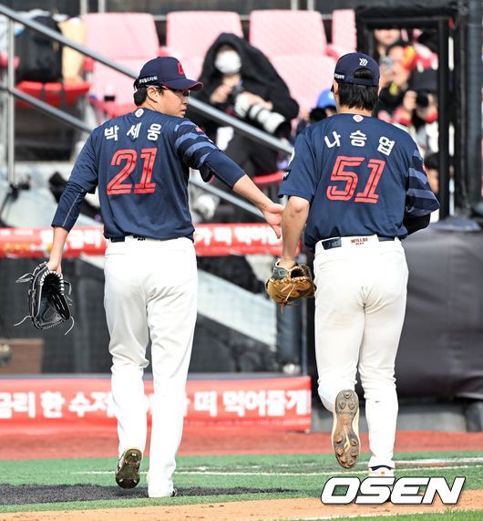 [OSEN=수원, 이대선 기자] 11일 오후 수원 KT위즈파크에서 2025 신한 SOL Bank KBO리그 KT 위즈와 롯데 자이언츠의 경기가 열렸다.KT는 쿠에바스, 롯데는 박세웅을 선발 투수로 내세웠다.6회말 수비를 마친 롯데 박세웅이 나승엽과 하이파이브를 하고 있다. 2025.05.11 /sunday@osen.co.kr