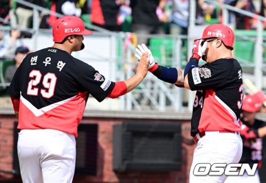 [OSEN=인천, 최규한 기자] 11일 오후 인천 SSG랜더스필드에서 ‘2025 신한 SOL Bank KBO리그’ SSG 랜더스와 KIA 타이거즈의 더블헤더 1차전 경기가 열렸다.이날 홈팀 SSG는 미치 화이트, 방문팀 KIA는 제임스 네일을 선발로 내세웠다.5회초 1사 1루 상황 KIA 최형우가 추격의 좌월 투런포를 날리고 홈을 밟은 뒤 변우혁과 인사를 나누고 있다. 2025.05.11 / dreamer@osen.co.kr