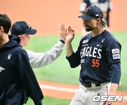 [OSEN=고척, 박준형 기자] 프로야구 한화 이글스가 파죽의 12연승을 질주했다.한화는 11일 서울 고척스카이돔에서 열린 ‘2025 신한은행 SOL Bank KBO리그’ 키움 히어로즈와의 경기에서 8-0 완승을 거뒀다. 이날 승리로 한화는 11연승에 성공했다. 1992년 5월 23일 청주 쌍방울 더블헤더 2차전 승리 이후 1만2041일 만에 12연승이다.경기종료 후 한화 김경문 감독이 와이스와 하이파이브를 하고 있다. . 2025.05.11 / soul1014@osen.co.kr