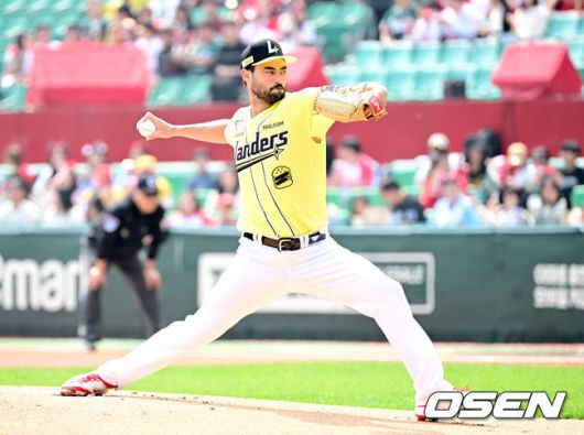 [OSEN=인천, 최규한 기자] 11일 오후 인천 SSG랜더스필드에서 ‘2025 신한 SOL Bank KBO리그’ SSG 랜더스와 KIA 타이거즈의 더블헤더 1차전 경기가 열렸다.이날 홈팀 SSG는 미치 화이트, 방문팀 KIA는 제임스 네일을 선발로 내세웠다.1회초 SSG 선발 미치 화이트가 힘차게 공을 뿌리고 있다. 2025.05.11 / dreamer@osen.co.kr