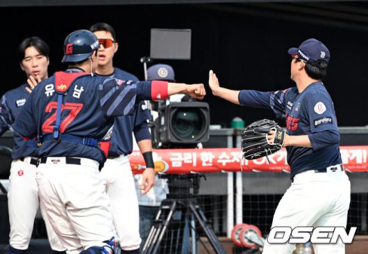 [OSEN=수원, 이대선 기자] 11일 오후 수원 KT위즈파크에서 2025 신한 SOL Bank KBO리그 KT 위즈와 롯데 자이언츠의 경기가 열렸다.KT는 쿠에바스, 롯데는 박세웅을 선발 투수로 내세웠다.6회말 수비를 마친 롯데 유강남과 박세웅이 하이파이브를 하고 있다. 2025.05.11 /sunday@osen.co.kr