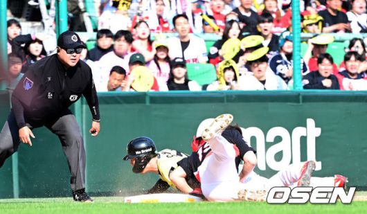 [OSEN=인천, 최규한 기자] 11일 오후 인천 SSG랜더스필드에서 ‘2025 신한 SOL Bank KBO리그’ SSG 랜더스와 KIA 타이거즈의 더블헤더 1차전 경기가 열렸다.이날 홈팀 SSG는 미치 화이트, 방문팀 KIA는 제임스 네일을 선발로 내세웠다.7회말 무사 2루 상황 SSG 최준우의 내야 안타 때 포구 후 태그를 시도한 KIA 투수 윤중현이 주자 오태곤과 충돌하고 있다. 2025.05.11 / dreamer@osen.co.kr