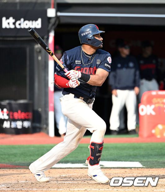 [OSEN=수원, 이대선 기자] 11일 오후 수원 KT위즈파크에서 2025 신한 SOL Bank KBO리그 KT 위즈와 롯데 자이언츠의 경기가 열렸다.KT는 쿠에바스, 롯데는 박세웅을 선발 투수로 내세웠다.9회초 1사에서 롯데 레이예스가 좌월 2루타를 치고 있다. 2025.05.11