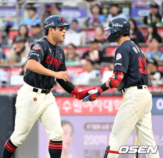 [OSEN=수원, 이대선 기자] 11일 오후 수원 KT위즈파크에서 2025 신한 SOL Bank KBO리그 KT 위즈와 롯데 자이언츠의 더블헤더 2차전 경기가 열렸다.KT는 오원석, 롯데는 이민석을 선발 투수로 내세웠다.4회초 2사 만루에서 롯데 정보근의 밀어내기 볼넷 때 홈을 밟은 3루주자 전준우가 윤동희와 환호하고 있다. 2025.05.11 /sunday@osen.co.kr