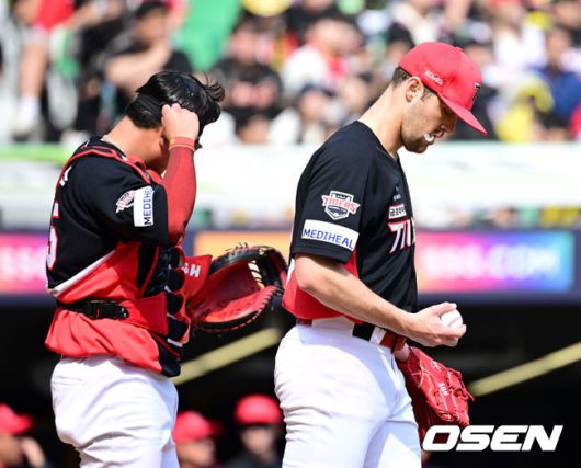 [OSEN=인천, 최규한 기자] 11일 오후 인천 SSG랜더스필드에서 ‘2025 신한 SOL Bank KBO리그’ SSG 랜더스와 KIA 타이거즈의 더블헤더 1차전 경기가 열렸다.이날 홈팀 SSG는 미치 화이트, 방문팀 KIA는 제임스 네일을 선발로 내세웠다.4회말 1사 3루 상황 SSG 박성한에게 1타점 희생플라이를 내준 KIA 선발 제임스 네일과 포수 한준수가 아쉬워하고 있다. 2025.05.11 / dreamer@osen.co.kr