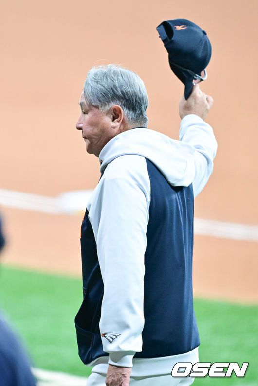 [OSEN=고척, 박준형 기자] 프로야구 한화 이글스가 파죽의 12연승을 질주했다.한화는 11일 서울 고척스카이돔에서 열린 ‘2025 신한은행 SOL Bank KBO리그’ 키움 히어로즈와의 경기에서 8-0 완승을 거뒀다. 이날 승리로 한화는 11연승에 성공했다. 1992년 5월 23일 청주 쌍방울 더블헤더 2차전 승리 이후 1만2041일 만에 12연승이다.경기종료 후 한화 김경문 감독이 외야 팬들에게도 인사를 하고 있다. 2025.05.11 / soul1014@osen.co.kr