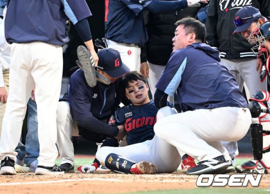 [OSEN=수원, 이대선 기자] 11일 오후 수원 KT위즈파크에서 2025 신한 SOL Bank KBO리그 KT 위즈와 롯데 자이언츠의 더블헤더 2차전 경기가 열렸다.KT는 오원석, 롯데는 이민석을 선발 투수로 내세웠다.4회초 2사 1,2루에서 KT 오원석에 투구에 맞은 롯데 이호준이 고통스러워하고 있다. 2025.05.11 /sunday@osen.co.kr