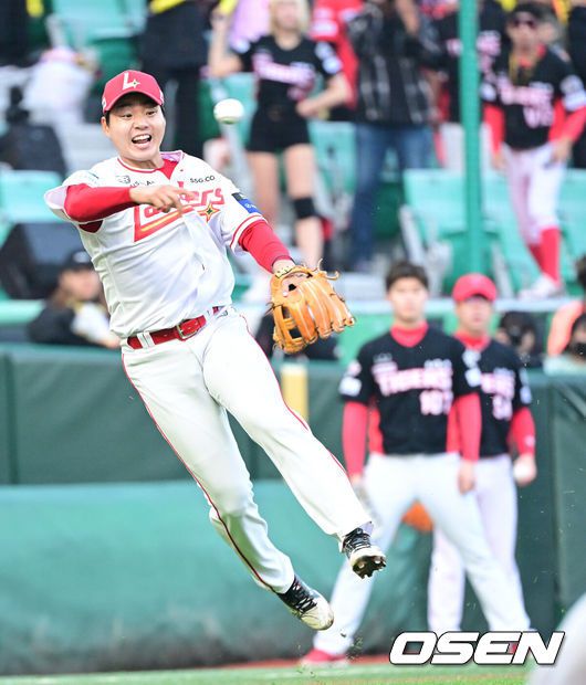 [OSEN=인천, 최규한 기자] 11일 오후 인천 SSG랜더스필드에서 ‘2025 신한 SOL Bank KBO리그’ SSG 랜더스와 KIA 타이거즈의 더블헤더 2차전 경기가 열렸다.이날 홈팀 SSG는 김광현, 방문팀 KIA는 양현종을 선발로 내세웠다.3회초 2사 1루 상황 KIA 박찬호의 내야 땅볼 때 타구를 잡은 SSG 3루수 김수윤이 1루로 송구하고 있다. 2025.05.11 / dreamer@osen.co.kr